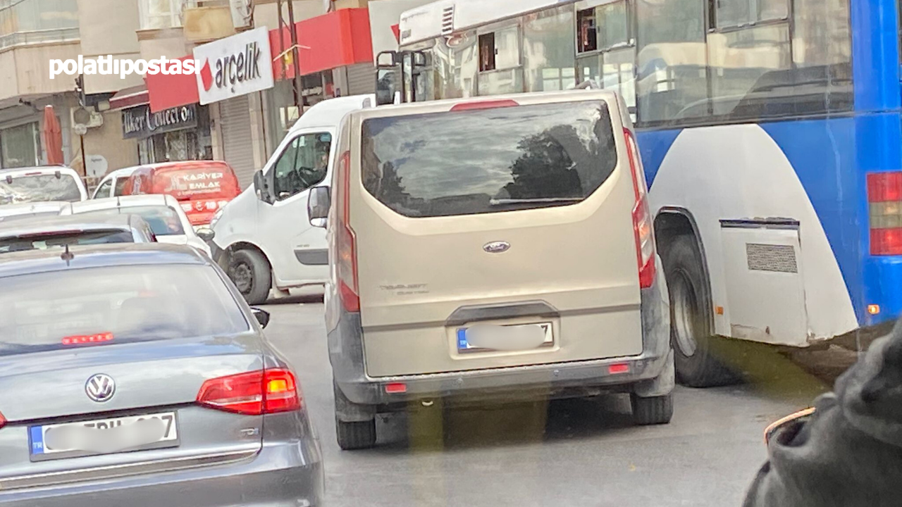 Keçiören’de Otomobil Ego Otobüsüne Çarptı! Trafik Felç Oldu (2)