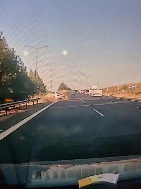 Kontrolden Çıkan Otomobil Bariyerlere Çakıldı! (2)