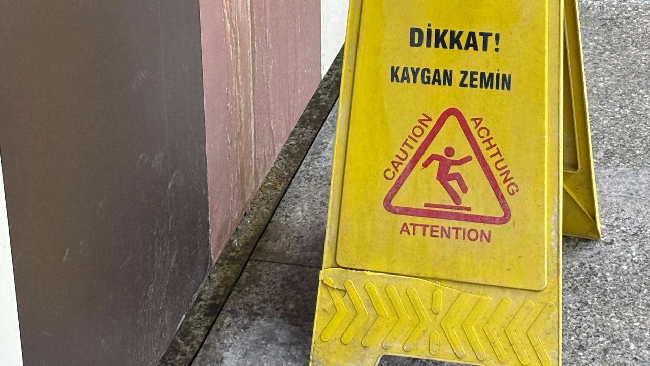 Metro Istasyonunun Duvarlarından Su Sızıyor (2)