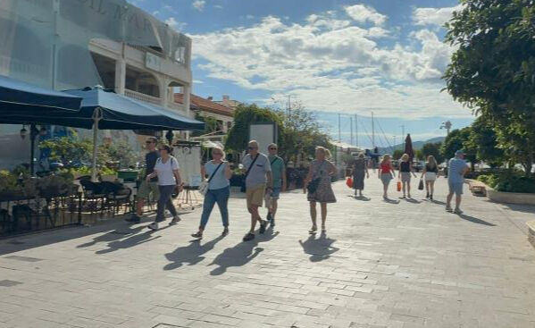 Muğla’nın Marmaris Ilçesine 2 Bin 500 Yolcu Ve 1200 Mürettebatıyla Gelen İtalyan Bayraklı Aidastella Kruvaziyeri, Ilçeye Hareketlilik Kazandırdı (2)