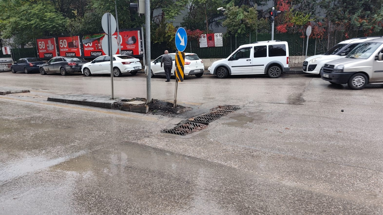 Polatlı’da Çöken Mazgallar Trafiği Tehdit Ediyor! (1)