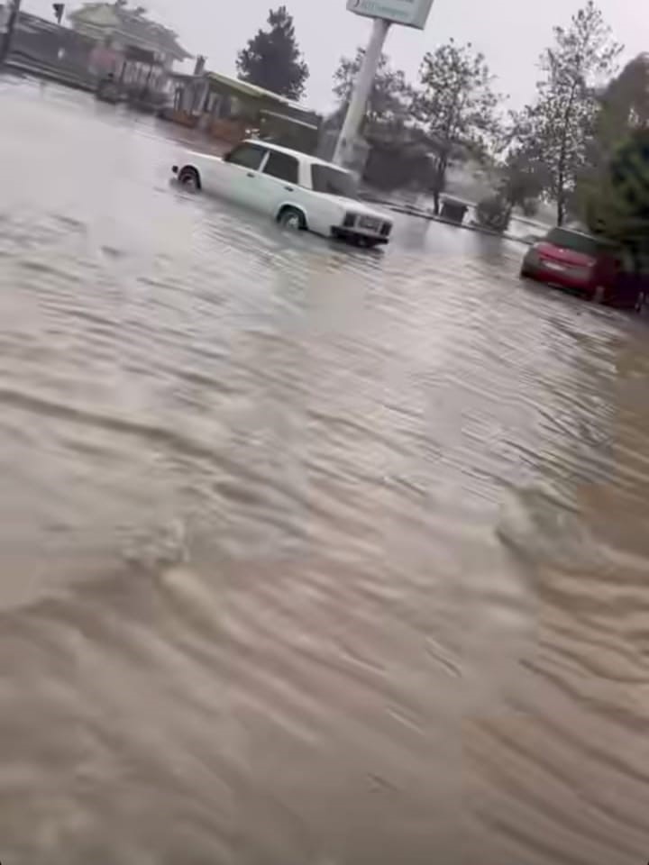 Sağanak Yağış Hayatı Felç Etti! Sokaklar Göle Döndü (2)