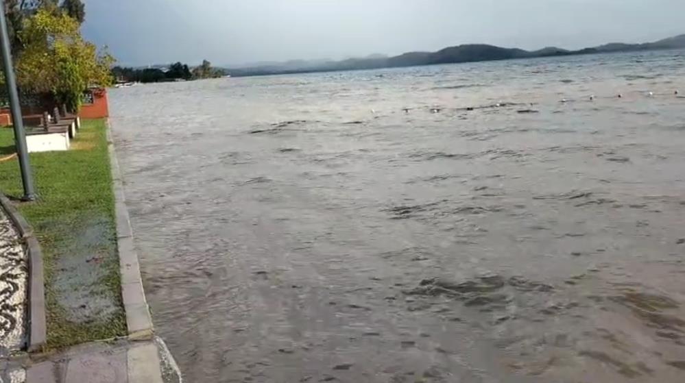 Sağanak Yağış Hayatı Felç Etti! Sokaklar Göle Döndü (3)