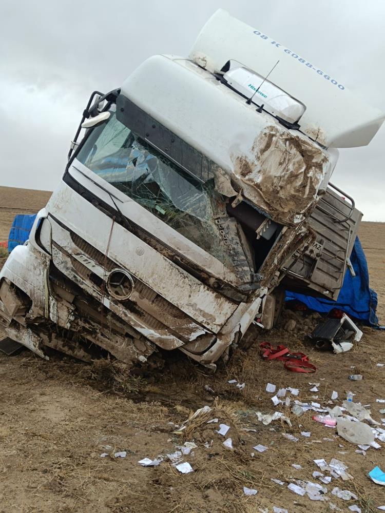 Şarampole Uçan Tırın Içinden Yara Almadan Kurtuldu!-1