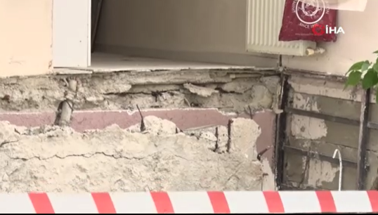 Tahliye Kararı Verilen Apartmanın Balkonu Çöktü! (2)
