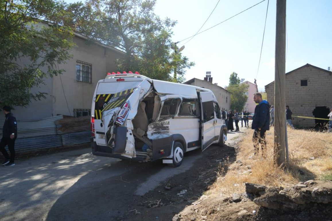 Tren Öğrenci Servisine Çarptı 17 Öğrenci Yaralandı1 (1)
